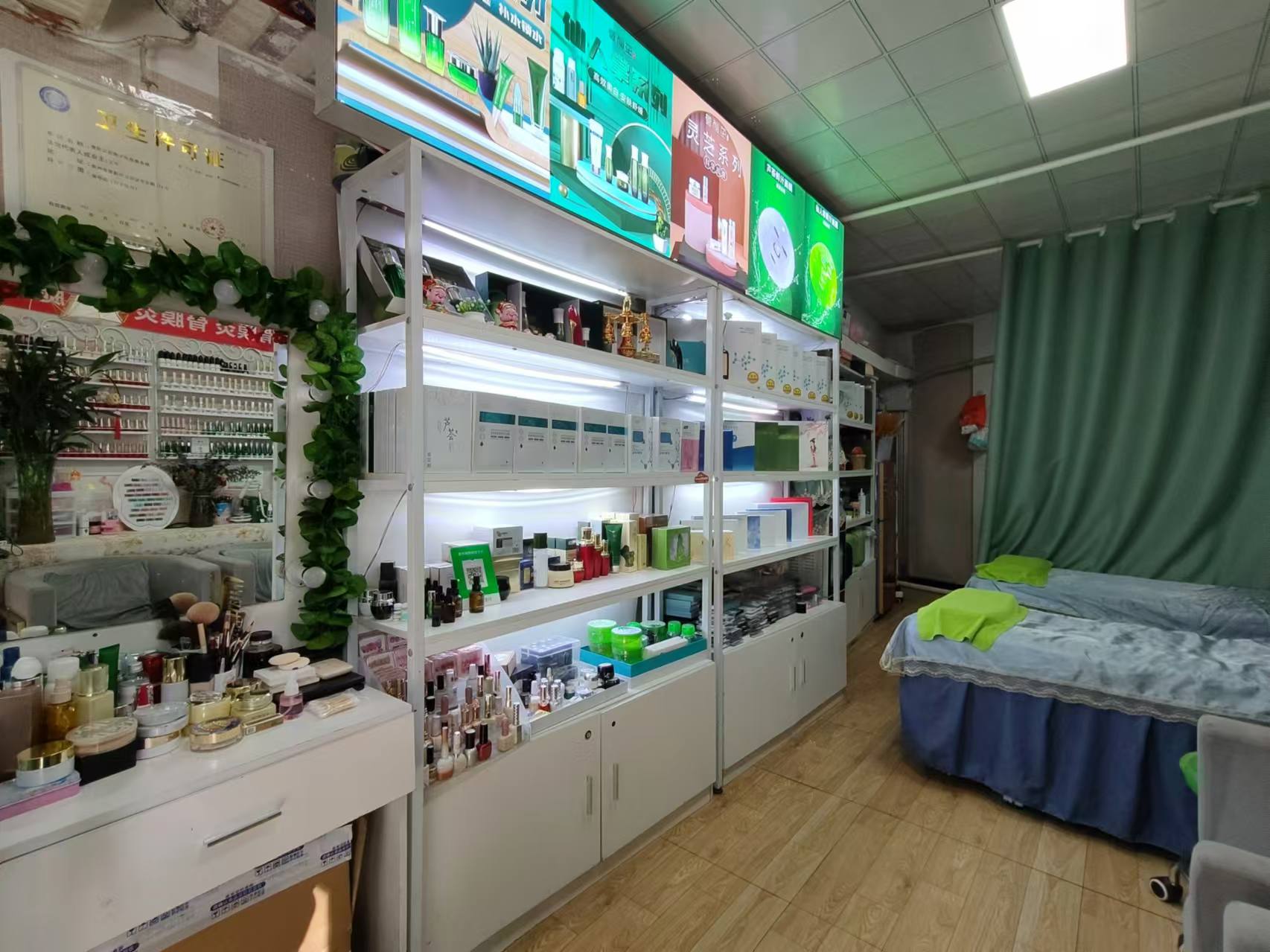 宅吉路临街6年美甲店转让 可空转